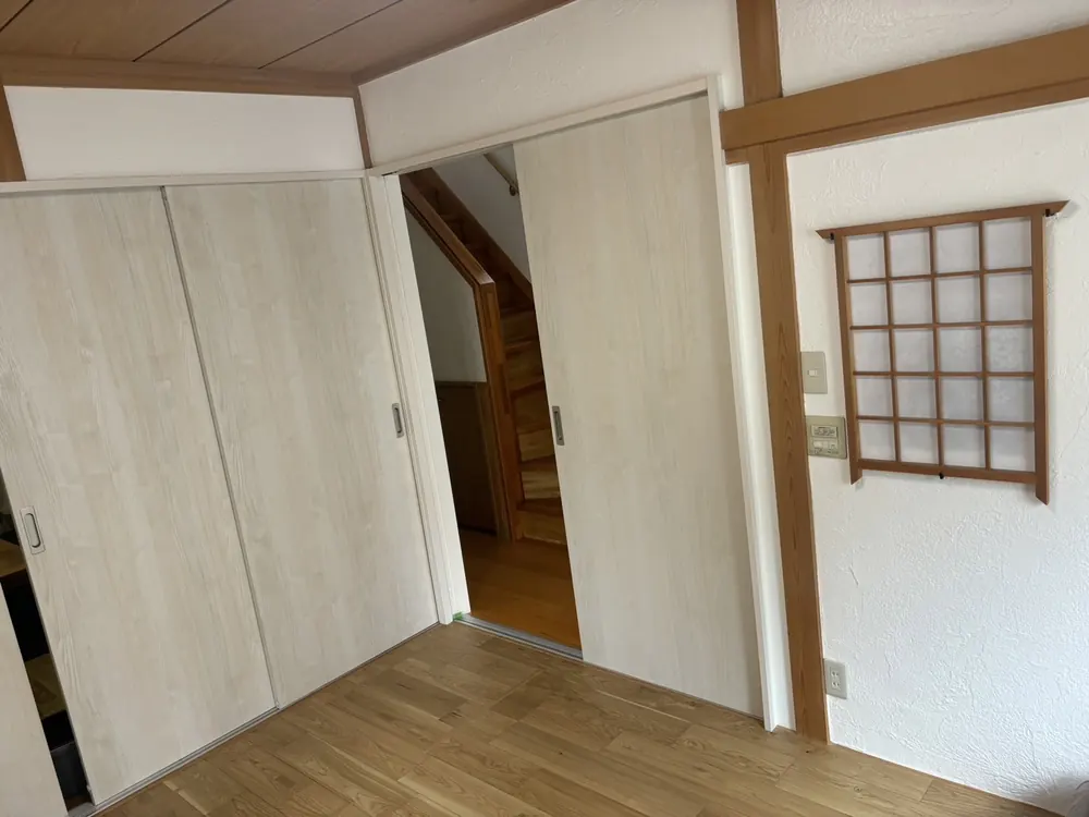 リフォーム後の室内。白い建具と木の床