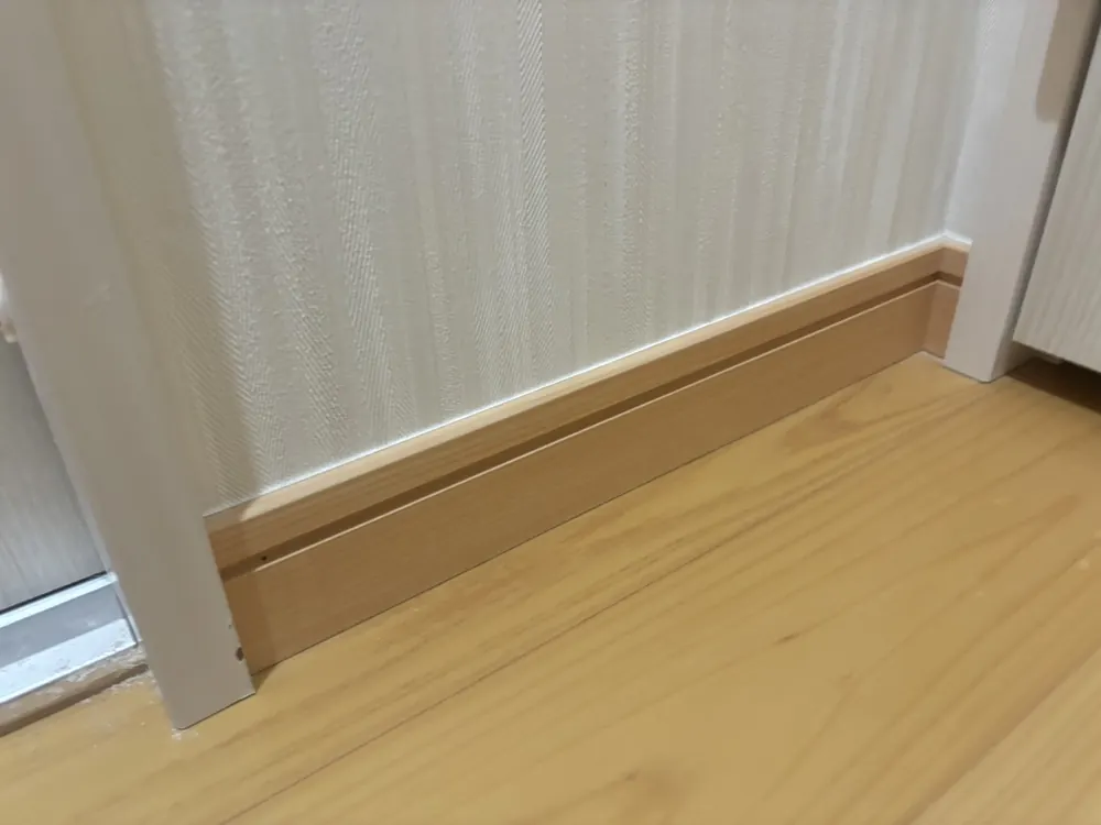 壁と床の取り合いに、巾木を取り付けた様子