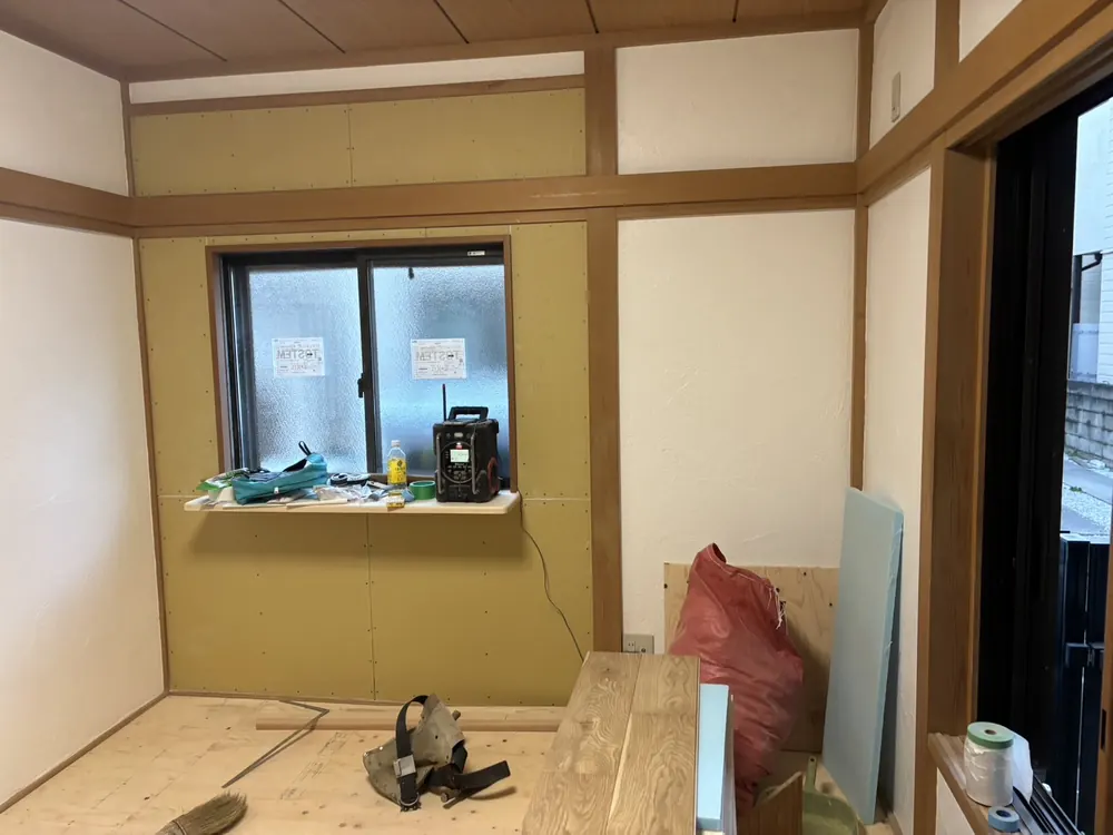 畳を外し、壁の下地が見える和室（施工中）