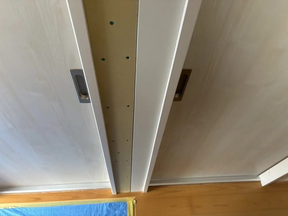 建具まわりの壁の下地を施工している、リフォームの施工中