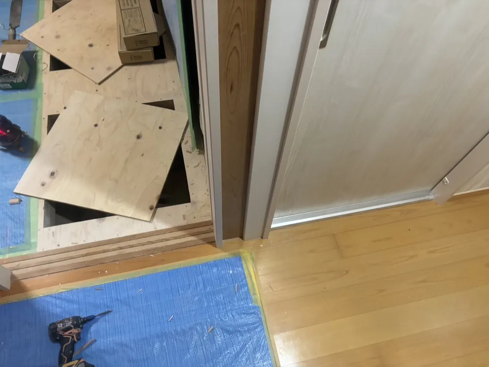 リフォームの施工中。床の下地と建具まわり