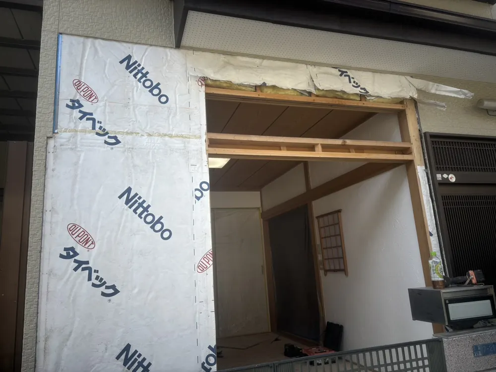 外壁に防水シートを張った、リフォームの施工中
