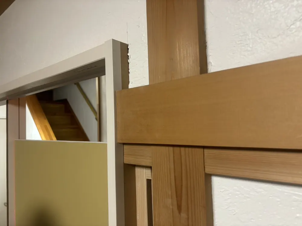 階段まわりの建具の下地を施工している、リフォームの施工中