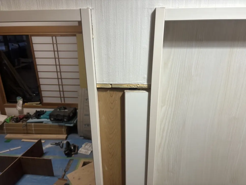 工具を置いて作業を進めている、リフォームの施工中の和室