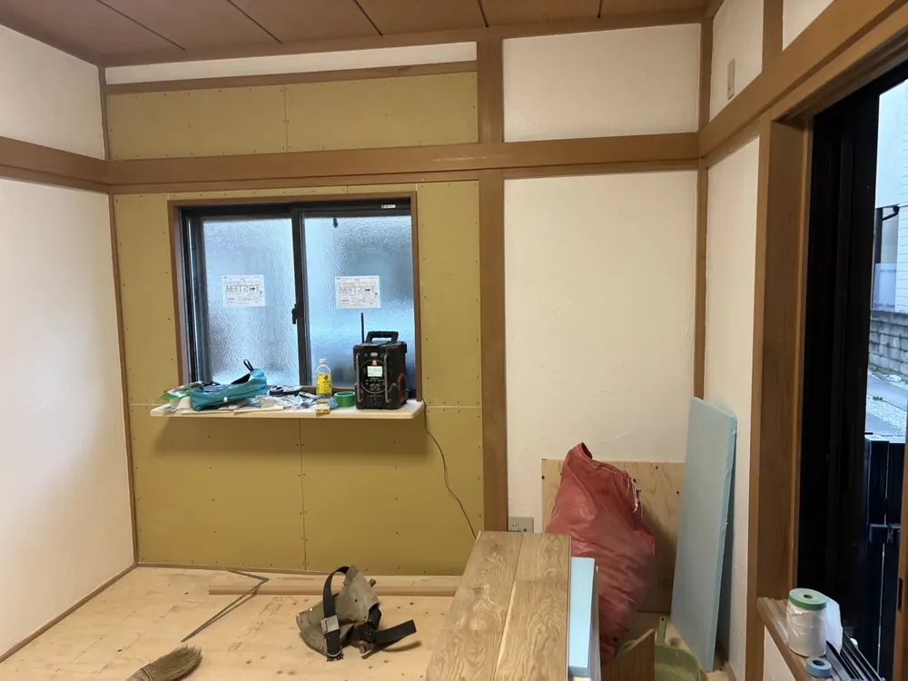 壁の下地を張っている、リフォームの施工中